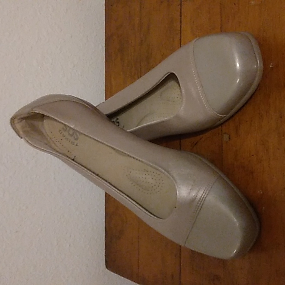 SAS beige loafers